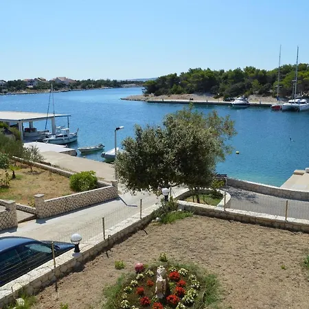 Beachfront Lovro By Pag Tours 4* Šimuni