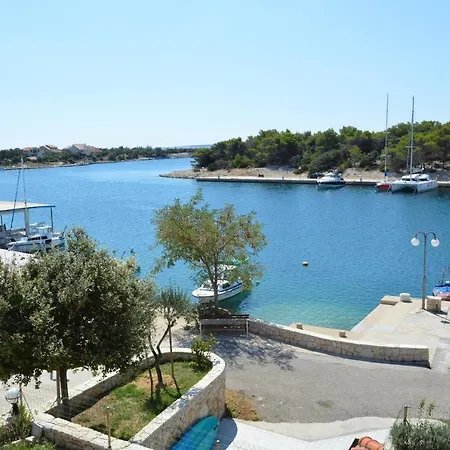 Guest house Beachfront Lovro *