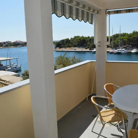 Beachfront Lovro Guest house Simuni