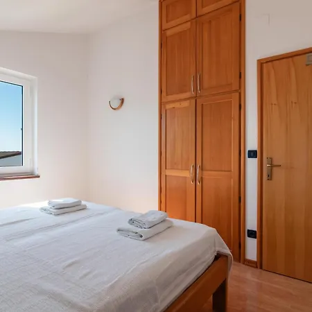 Beachfront Lovro By Pag Tours Šimuni