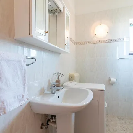 Πανσιόν Beachfront Lovro By Pag Tours 4*