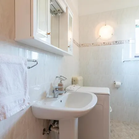 Guest house Beachfront Lovro *
