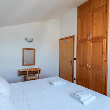 Beachfront Lovro By Pag Tours Penzion