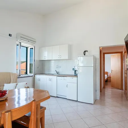 Guest house Beachfront Lovro *