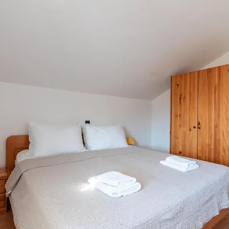 Beachfront Lovro By Pag Tours Šimuni