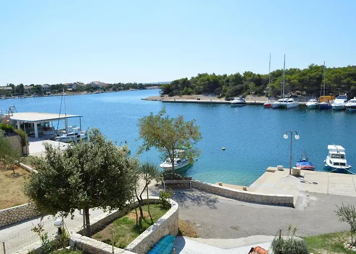 Gæstehus Beachfront Lovro By Pag Tours 4*