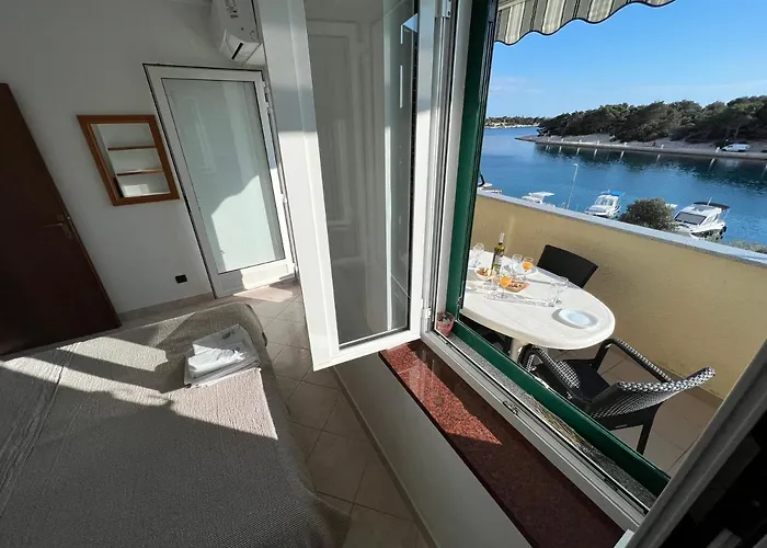 Maison d'hôtes Beachfront Lovro By Pag Tours 4*