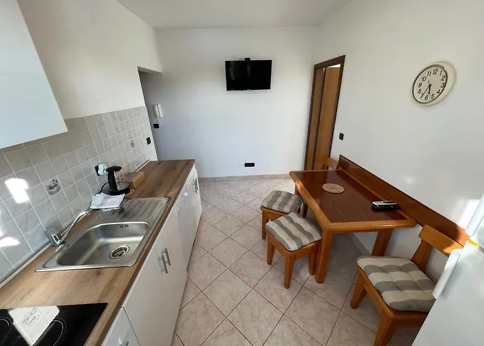 Beachfront Lovro By Pag Tours Gæstehus 4*