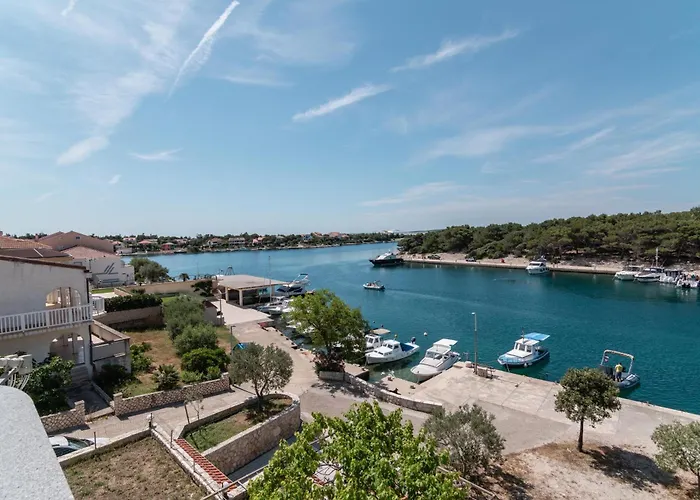 Beachfront Lovro By Pag Tours Maison d'hôtes 4*