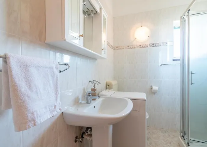 Gæstehus Beachfront Lovro By Pag Tours 4*