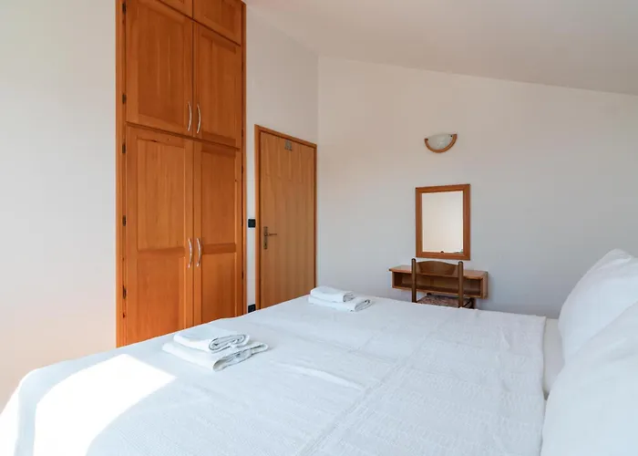 Beachfront Lovro By Pag Tours Gæstehus 4*