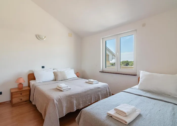 Beachfront Lovro By Pag Tours 4* Šimuni