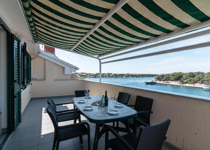Beachfront Lovro By Pag Tours Gæstehus 4*