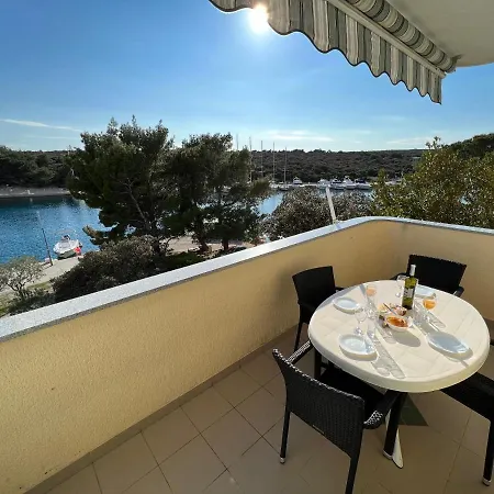 Beachfront Lovro By Pag Tours בית הארחה Šimuni