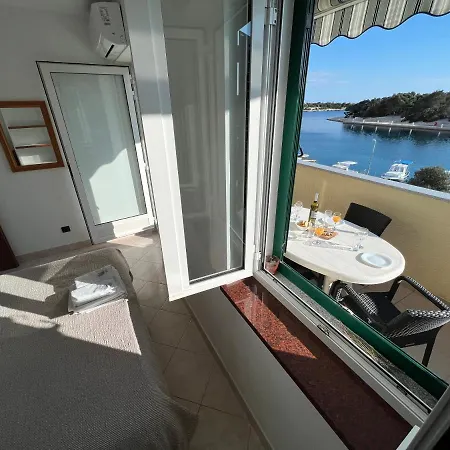בית הארחה Beachfront Lovro By Pag Tours 4*