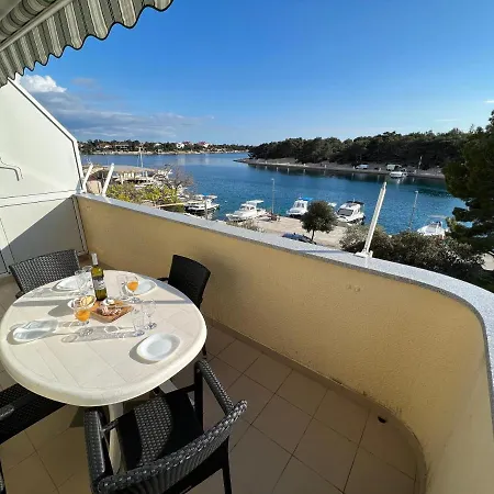Beachfront Lovro By Pag Tours בית הארחה