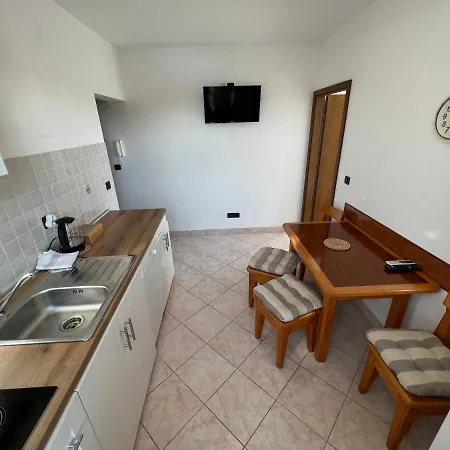 Beachfront Lovro By Pag Tours בית הארחה 4*