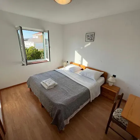 Beachfront Lovro By Pag Tours בית הארחה