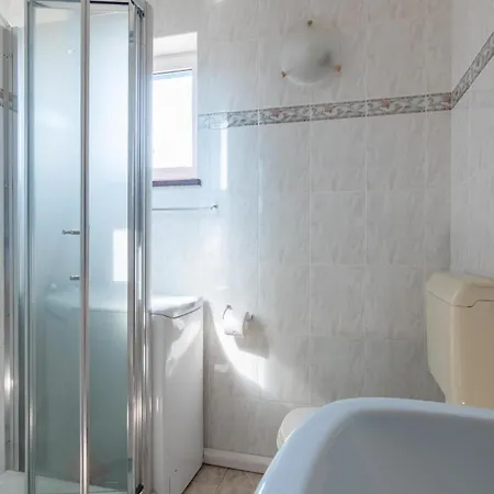 Beachfront Lovro By Pag Tours בית הארחה 4*