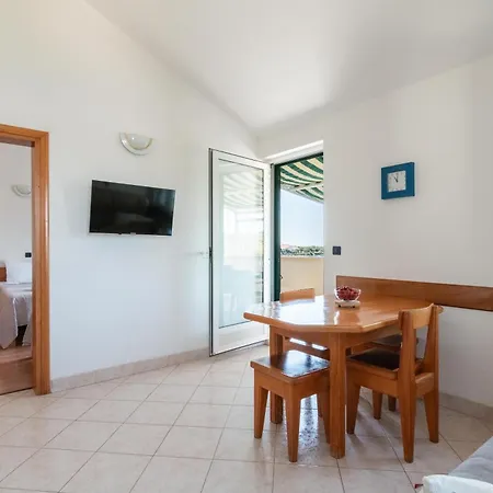 Beachfront Lovro By Pag Tours בית הארחה
