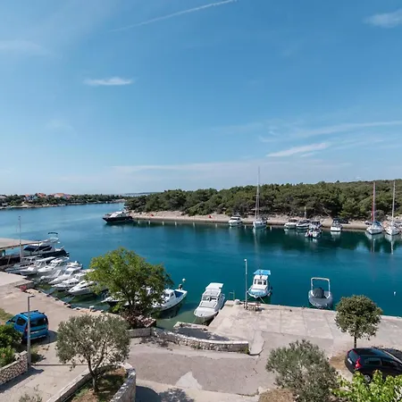 Beachfront Lovro By Pag Tours בית הארחה Šimuni