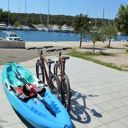 Beachfront Lovro By Pag Tours בית הארחה