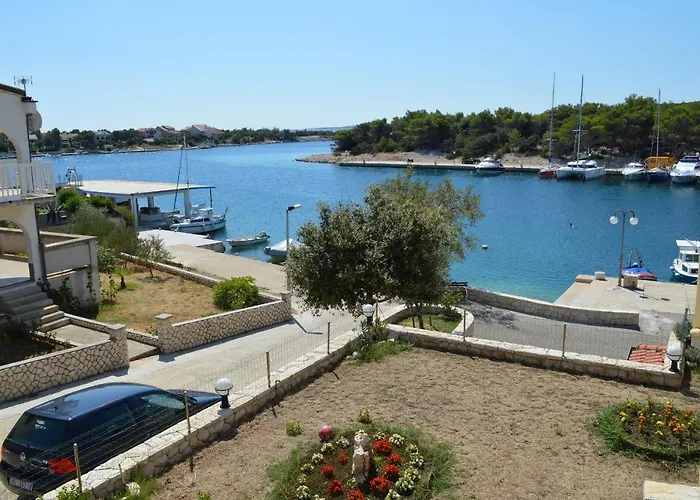 Beachfront Lovro By Pag Tours 4* Simuni