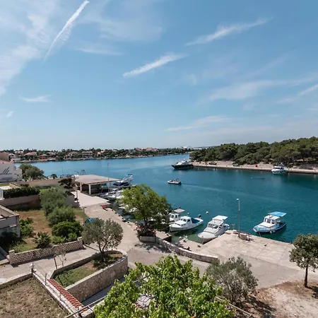 Beachfront Lovro By Pag Tours Gasthof 4*