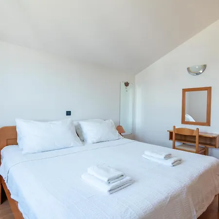 Beachfront Lovro By Pag Tours Gasthof 4*