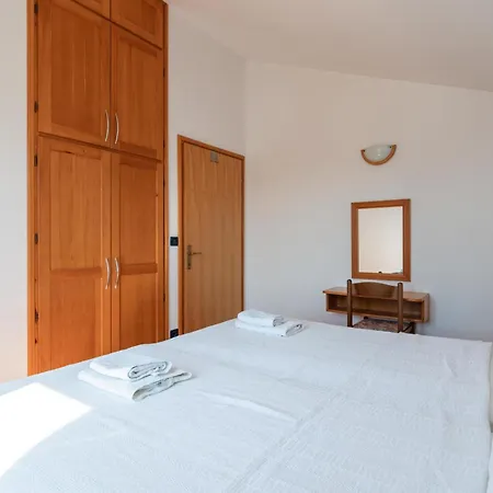 Beachfront Lovro By Pag Tours Gasthof 4*