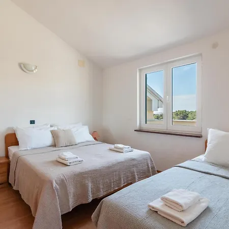 Beachfront Lovro By Pag Tours 4* Šimuni